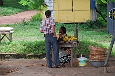 Thomas kauft Bananen in Agona Junction