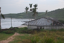 Die Restaurant-Ruine des Biriwa Beach Hotel am Strand