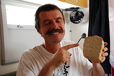 Der Oberbäcker Thomas freut sich wie ein Schneekönig über das gut gelungene Brot