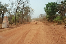 Der Grenzstein zwischen Senegal und Guinea markiert auch den unterschiedlichen Zustand der Piste