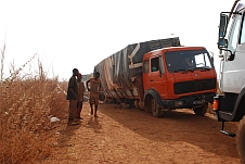 Bergung des eingebrochenen Lastwagens auf der Piste zwischen Koundara und Labé