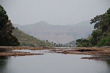Blick über den Flusslauf unmittelbar vor der Abbruchkante des ersten Kambadaga Wasserfalls
