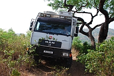 Obelix bei einer Baum-Hindernisumfahrung auf dem Rückweg von den Kambadaga-Fällen