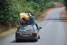 Typisches Taxi in Guinea. Auch die Hühner fahren auf dem Dach mit