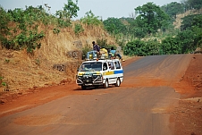 Typisches Taxi Brousse in Guinea