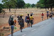 Frauen unterwegs zum Fischen im Niger