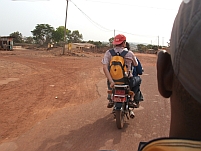 Thomas unterwegs mit Motorrad-Taxi zum Hotel in Labé