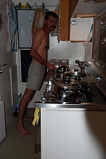 Küchenarbeit unter erschwerten Bedingungen: Thomas’ Begeisterung hält sich in Grenzen