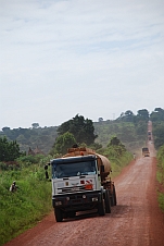 Viele Sattelschlepper unterwegs auf der schmalen Pisten von Ngaoudéré nach Maiganga