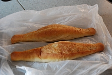 Typisches Brot: In der Mitte aufgeblasene Baguettes