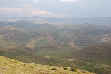 Aussicht aus 2’700m auf grüne Täler