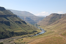 Der Senqu Fluss unterhalb des Staudammes