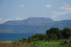 Bei Livingstonia kommen die Berge nahe an den See