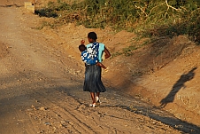 Mutter mit Kind unterwegs in Rumphi