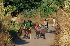Weisse Velofahrer als Kinderattraktion auf der Piste nach Kande Beach