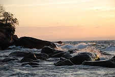 Auch am Strand von Senga Bay sehen die Felsen fast wie gestrandete Wale aus