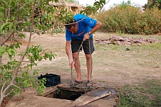 Thomas beim Wasser holen, alles Wasser im Le Cactus kommt aus diesem Brunnen
