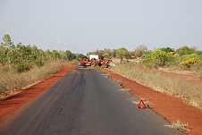 Umgestürzter, mit Mangos beladener Lastwagen zwischen Bamako und Ségou