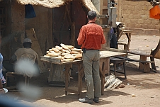 Thomas kauft Brot bei einem Strassenstand in San