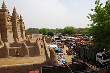 Blick auf Moschee und Montagsmarkt in Djenné