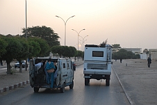 Frühmorgens in Nouâkchott überholt ein Sammeltaxi