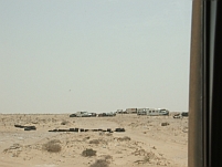 Fahrzeugschieber-Autofriedhof im vermienten Niemandsland zwischen Marokko und Mauretanien