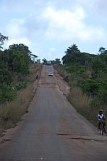 Löchrige Strassen kennen wir aus Angola