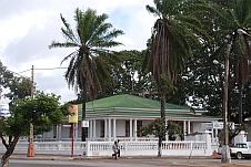 Gepflegtes Gebäude aus der Kolonialzeit