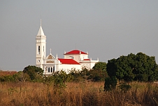 Strahlende Missionskirche Sanctuario de S. M. Mae do Redentor in der Nähe von Meconta