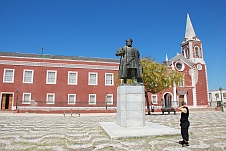 Isabella mit der Statue von Vasco da Gama vor dem Gouverneurspalast