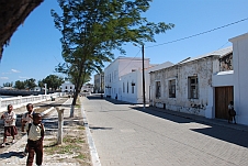 Die Rua dos Combatentes auf der Ostseite der Insel