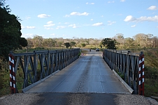 Provisorische Brücke auf dem Weg nach Macomia