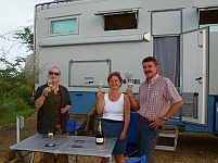 Apéro beim Trans-Kalahari- Inn mit Steffi Reitz, Isabella und Thomas
