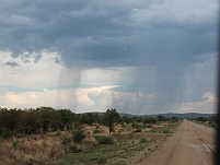 Die kleine Regenzeit in Namibia hat sichtlich begonnen: Regenschleier über der Landschaft