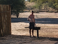 Thomas macht ein letztes Grillfeuer in Namibia, zumindest für einige Zeit
