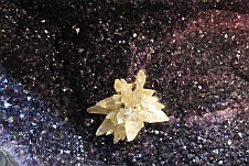 Kristall auf einem Amethystbett