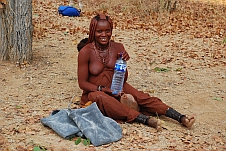 Wasser für die schwangere Himba