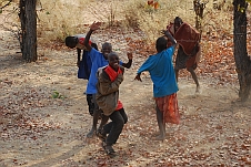 Tanzende Himbajungen
