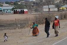 Menschen unterwegs am Strassenrand in Opuwo