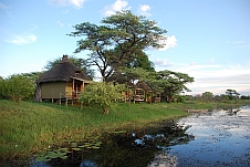 Chalets des Camp Kwando direkt am gleichnamigen Fluss