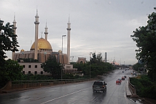 Abujas Moschee, weiter hinten die gleich grosse Kathedrale