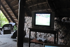 Wir verfolgen das Fussballspiel Spanien gegen die Schweiz am Fernseher im Camp