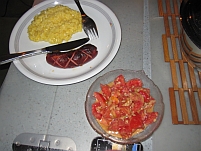 Cervelat vom Grill mit Safranreis und Tomatensalat
