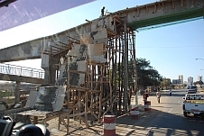 Fussgängerbrücke im Bau in Lusaka