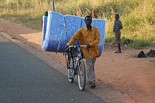 Mit einem Fahrrad kann man fast alles transportieren, auch eine Matratze