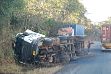 Das Resultat einer Streifkollision zweier Lastwagen
