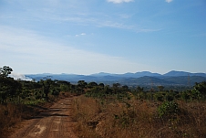 Schöne Landschaft mit Bergen im Hintergrund im Grenzgebiet zwischen Sambia und Malawi