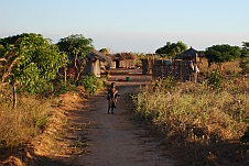 Mädchen mit Häusern im Hintergrund kurz vor dem Grenzposten in Nyala
