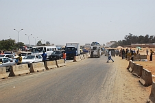 Strassenverkehr an der Ausfallsachse in Dakar