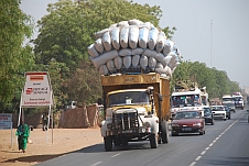 Mit Stroh geladener Lastwagen im Senegal